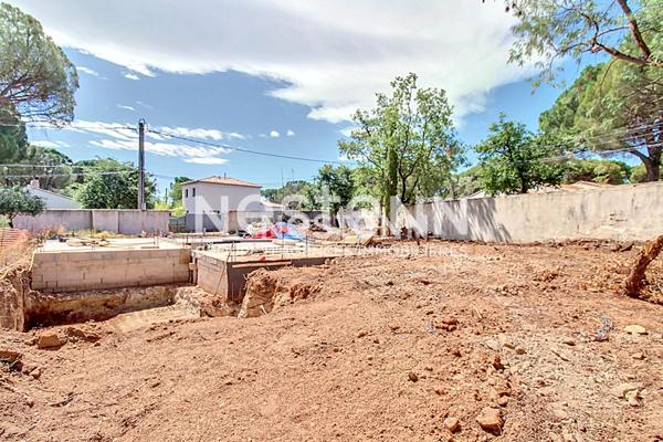 Terrain avec dalle et fondations prêtes. Permis de construire accordée pour maison 145 m² avec piscine et garage.