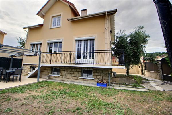Maison Chanteloup Les Vignes 7 pièce(s) €379 500 ** - Référence 1007