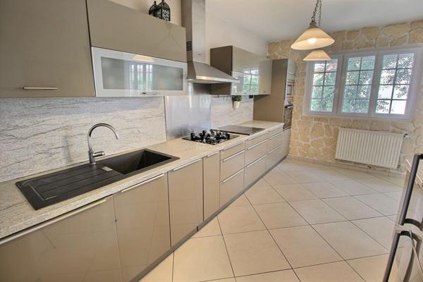 Maison Chanteloup Les Vignes 7 pièce(s) €379 500 ** - Référence 1007