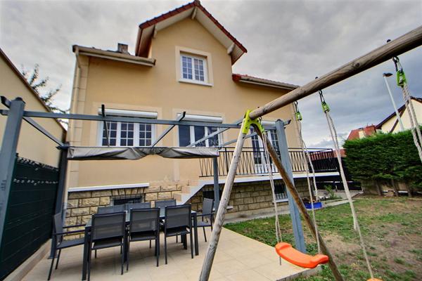 Maison Chanteloup Les Vignes 7 pièce(s) €379 500 ** - Référence 1007