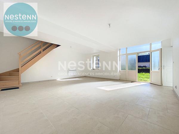 Découvrez cette maison de charme à vendre en plein centre de Chitenay. Corps de ferme de 1850 avec hangar, dépendances aménageables et grand terrain constructible de 1 800 m². Fort potentiel, à visiter avec l'agence Nestenn Blois !