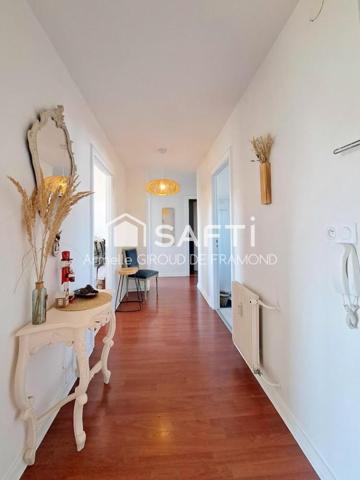 Situé à Mulhouse (68100), charmant appartement lumineux et traversant de 77m2 avec ascenseur , 3 pièces, vue dégagée, 10 mn à pied de la gare.