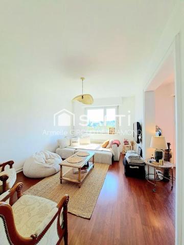 Situé à Mulhouse (68100), charmant appartement lumineux et traversant de 77m2 avec ascenseur , 3 pièces, vue dégagée, 10 mn à pied de la gare.