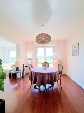 Situé à Mulhouse (68100), charmant appartement lumineux et traversant de 77m2 avec ascenseur , 3 pièces, vue dégagée, 10 mn à pied de la gare.