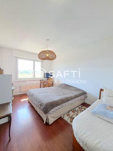 Situé à Mulhouse (68100), charmant appartement lumineux et traversant de 77m2 avec ascenseur , 3 pièces, vue dégagée, 10 mn à pied de la gare.