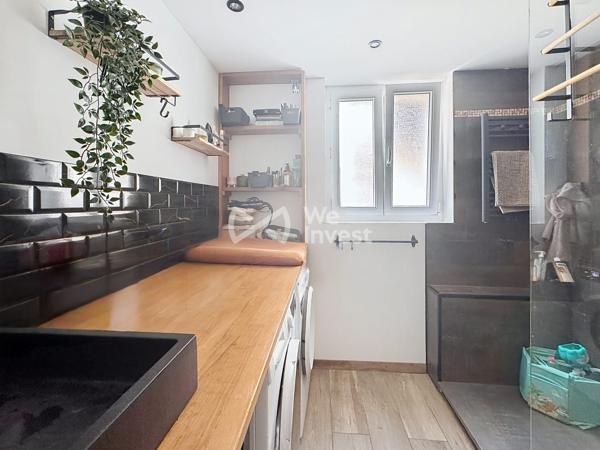 Plain-pied rénové de type 3 avec terrasse et jardin.