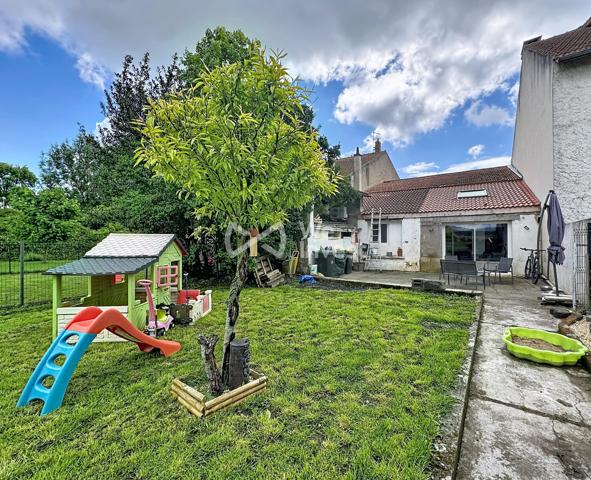 Plain-pied rénové de type 3 avec terrasse et jardin.