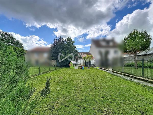 Plain-pied rénové de type 3 avec terrasse et jardin.