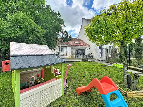 Plain-pied rénové de type 3 avec terrasse et jardin.