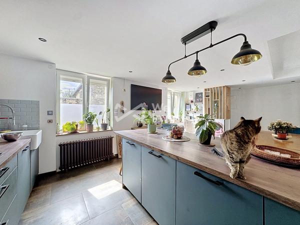 Plain-pied rénové de type 3 avec terrasse et jardin.
