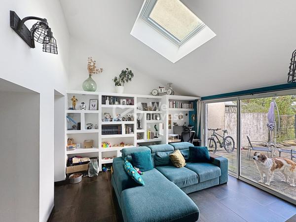 Plain-pied rénové de type 3 avec terrasse et jardin.