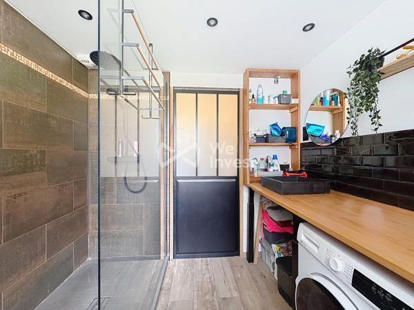 Plain-pied rénové de type 3 avec terrasse et jardin.