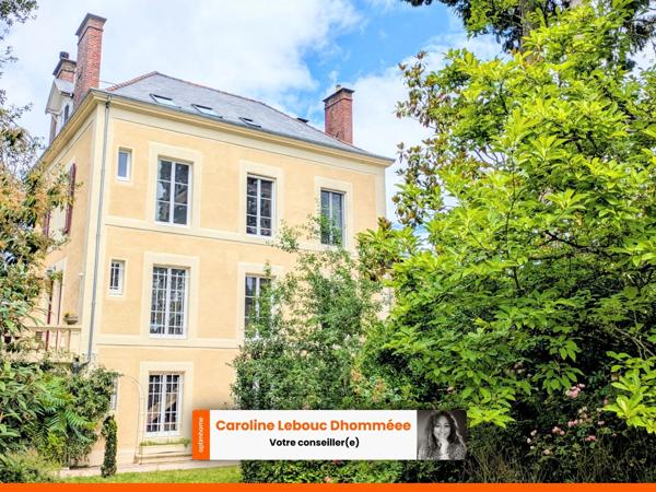 Demeure bourgeoise restaurée avec parc paysager et maison d'amis en centre-ville de Mamers
