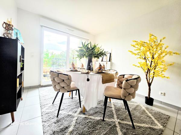 Découvrez cet élégant T2 : Confort, sécurité et emplacement stratégique à Reims !

Idéalement situé et entièrement rénové avec goût, cet appartement T2 de 47,16 m² vous offre un cadre de vie clé en main. Niché au 2ème étage sur 3 avec ascenseur, au sein d'une petite résidence intimiste BBC de 2013, il combine prestations de qualité et sécurité optimale grâce à son système de visiophone et son accès sécurisé.

Un espace de vie optimisé et lumineux :
Dès l'entrée, vous serez séduit par la conception astucieuse de cet appartement. L'espace est maximisé grâce à de nombreux rangements (5 placards intégrés) et un WC séparé. Toutes les fenêtres sont équipées de volets électriques. La cuisine, véritable atout de ce bien, avec électroménager entièrement neuf qui vient d'être installé. Elle est équipée d'électroménager moderne (plaque à induction, hotte, four, réfrigérateur) et dispose d'emplacements prévus pour un lave-vaisselle ou un grand réfrigérateur supplémentaire. Le salon s'ouvre sur un agréable balcon, parfait pour profiter des beaux jours. Le chauffage est individuel au gaz, offrant un DPE classé C et un GES classé C.

Praticité et prestations de la copropriété :
Pour votre confort, une grande place de stationnement privée en aérien est incluse ainsi qu'un local à vélos. La résidence est gérée par un syndic professionnel et entretenue avec soin . 
Les charges de copropriété s'élèvent à 1018 euros par an et comprennent femme de ménage, nettoyage annuel du parking, l'eau froide, l'entretien des parties communes et de l'ascenseur, les ordures ménagères, l'électricité des parties commune et les assurances diverses. La taxe foncière est de 1050 euros.

Un emplacement de choix à Reims, idéal pour y vivre ou investir : 
Profitez d'une localisation privilégiée, alliant dynamisme et praticité :
Commerces et transports : À seulement 2 minutes à pied des commerces de proximité et de l'arrêt du tout nouveau réseau de bus de Reims.
Etablissement scolaire Sacré-Cœur : À moins de 5 minutes de marche de ce secteur prisé.
Enseignement supérieur : Les universités et l'école NEOMA sont accessibles en 5 minutes en voiture, ce qui confère à ce bien un fort potentiel locatif pour les étudiants.

⭐ Les + qui font la différence :
T2 de 47,16 m²
Entièrement refait à neuf
2ᵉ étage sur 3 avec ascenseur
Petite résidence sécurisée de 2013
Construction BBC
Balcon
Grande place de stationnement privative en aérien
Local à vélos
Cuisine avec électroménager entièrement neuf
5 placards de rangement
WC séparé
Visiophone
Volets électriques 
Chauffage individuel au gaz
DPE : C
GES : C
Fort potentiel locatif :
Commerces et nouvel arrêt de bus à 2 minutes à pied
Sacré-Cœur à moins de 5 minutes à pied
Universités et NEOMA à environ 7 minutes en voiture et 10 à 15 minutes en bus.

Avis du conseiller :
Un appartement rare sur le marché, entièrement rénové et immédiatement habitable, qui conviendra aussi bien à un particulier à la recherche d’un logement confortable qu’à un investisseur souhaitant réaliser un placement locatif dans un secteur particulièrement recherché.

Une visite s’impose pour apprécier pleinement la qualité de ce bien et son emplacement !