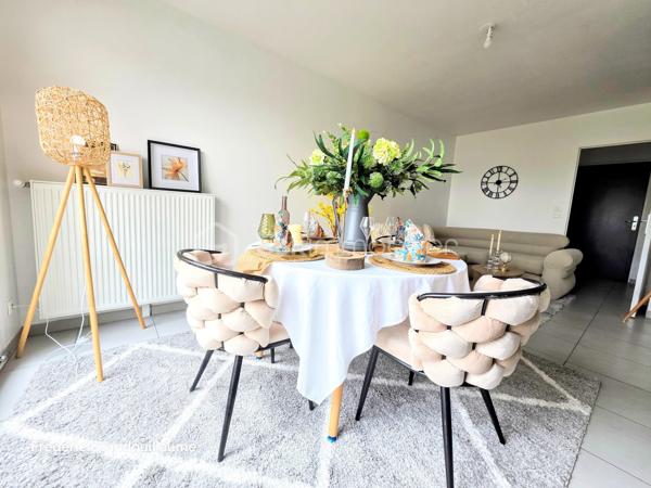 Découvrez cet élégant T2 : Confort, sécurité et emplacement stratégique à Reims !

Idéalement situé et entièrement rénové avec goût, cet appartement T2 de 47,16 m² vous offre un cadre de vie clé en main. Niché au 2ème étage sur 3 avec ascenseur, au sein d'une petite résidence intimiste BBC de 2013, il combine prestations de qualité et sécurité optimale grâce à son système de visiophone et son accès sécurisé.

Un espace de vie optimisé et lumineux :
Dès l'entrée, vous serez séduit par la conception astucieuse de cet appartement. L'espace est maximisé grâce à de nombreux rangements (5 placards intégrés) et un WC séparé. Toutes les fenêtres sont équipées de volets électriques. La cuisine, véritable atout de ce bien, avec électroménager entièrement neuf qui vient d'être installé. Elle est équipée d'électroménager moderne (plaque à induction, hotte, four, réfrigérateur) et dispose d'emplacements prévus pour un lave-vaisselle ou un grand réfrigérateur supplémentaire. Le salon s'ouvre sur un agréable balcon, parfait pour profiter des beaux jours. Le chauffage est individuel au gaz, offrant un DPE classé C et un GES classé C.

Praticité et prestations de la copropriété :
Pour votre confort, une grande place de stationnement privée en aérien est incluse ainsi qu'un local à vélos. La résidence est gérée par un syndic professionnel et entretenue avec soin . 
Les charges de copropriété s'élèvent à 1018 euros par an et comprennent femme de ménage, nettoyage annuel du parking, l'eau froide, l'entretien des parties communes et de l'ascenseur, les ordures ménagères, l'électricité des parties commune et les assurances diverses. La taxe foncière est de 1050 euros.

Un emplacement de choix à Reims, idéal pour y vivre ou investir : 
Profitez d'une localisation privilégiée, alliant dynamisme et praticité :
Commerces et transports : À seulement 2 minutes à pied des commerces de proximité et de l'arrêt du tout nouveau réseau de bus de Reims.
Etablissement scolaire Sacré-Cœur : À moins de 5 minutes de marche de ce secteur prisé.
Enseignement supérieur : Les universités et l'école NEOMA sont accessibles en 5 minutes en voiture, ce qui confère à ce bien un fort potentiel locatif pour les étudiants.

⭐ Les + qui font la différence :
T2 de 47,16 m²
Entièrement refait à neuf
2ᵉ étage sur 3 avec ascenseur
Petite résidence sécurisée de 2013
Construction BBC
Balcon
Grande place de stationnement privative en aérien
Local à vélos
Cuisine avec électroménager entièrement neuf
5 placards de rangement
WC séparé
Visiophone
Volets électriques 
Chauffage individuel au gaz
DPE : C
GES : C
Fort potentiel locatif :
Commerces et nouvel arrêt de bus à 2 minutes à pied
Sacré-Cœur à moins de 5 minutes à pied
Universités et NEOMA à environ 7 minutes en voiture et 10 à 15 minutes en bus.

Avis du conseiller :
Un appartement rare sur le marché, entièrement rénové et immédiatement habitable, qui conviendra aussi bien à un particulier à la recherche d’un logement confortable qu’à un investisseur souhaitant réaliser un placement locatif dans un secteur particulièrement recherché.

Une visite s’impose pour apprécier pleinement la qualité de ce bien et son emplacement !