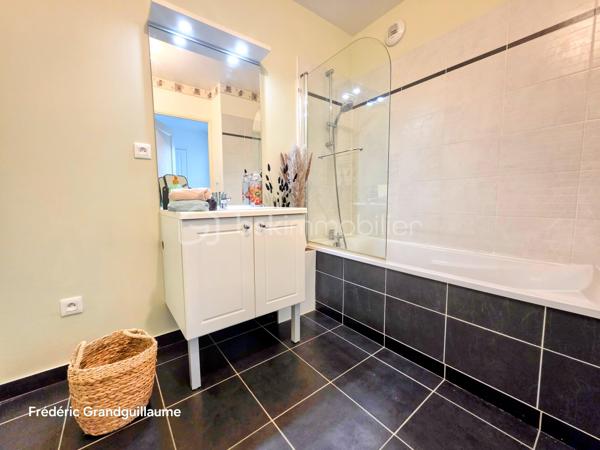 Découvrez cet élégant T2 : Confort, sécurité et emplacement stratégique à Reims !

Idéalement situé et entièrement rénové avec goût, cet appartement T2 de 47,16 m² vous offre un cadre de vie clé en main. Niché au 2ème étage sur 3 avec ascenseur, au sein d'une petite résidence intimiste BBC de 2013, il combine prestations de qualité et sécurité optimale grâce à son système de visiophone et son accès sécurisé.

Un espace de vie optimisé et lumineux :
Dès l'entrée, vous serez séduit par la conception astucieuse de cet appartement. L'espace est maximisé grâce à de nombreux rangements (5 placards intégrés) et un WC séparé. Toutes les fenêtres sont équipées de volets électriques. La cuisine, véritable atout de ce bien, avec électroménager entièrement neuf qui vient d'être installé. Elle est équipée d'électroménager moderne (plaque à induction, hotte, four, réfrigérateur) et dispose d'emplacements prévus pour un lave-vaisselle ou un grand réfrigérateur supplémentaire. Le salon s'ouvre sur un agréable balcon, parfait pour profiter des beaux jours. Le chauffage est individuel au gaz, offrant un DPE classé C et un GES classé C.

Praticité et prestations de la copropriété :
Pour votre confort, une grande place de stationnement privée en aérien est incluse ainsi qu'un local à vélos. La résidence est gérée par un syndic professionnel et entretenue avec soin . 
Les charges de copropriété s'élèvent à 1018 euros par an et comprennent femme de ménage, nettoyage annuel du parking, l'eau froide, l'entretien des parties communes et de l'ascenseur, les ordures ménagères, l'électricité des parties commune et les assurances diverses. La taxe foncière est de 1050 euros.

Un emplacement de choix à Reims, idéal pour y vivre ou investir : 
Profitez d'une localisation privilégiée, alliant dynamisme et praticité :
Commerces et transports : À seulement 2 minutes à pied des commerces de proximité et de l'arrêt du tout nouveau réseau de bus de Reims.
Etablissement scolaire Sacré-Cœur : À moins de 5 minutes de marche de ce secteur prisé.
Enseignement supérieur : Les universités et l'école NEOMA sont accessibles en 5 minutes en voiture, ce qui confère à ce bien un fort potentiel locatif pour les étudiants.

⭐ Les + qui font la différence :
T2 de 47,16 m²
Entièrement refait à neuf
2ᵉ étage sur 3 avec ascenseur
Petite résidence sécurisée de 2013
Construction BBC
Balcon
Grande place de stationnement privative en aérien
Local à vélos
Cuisine avec électroménager entièrement neuf
5 placards de rangement
WC séparé
Visiophone
Volets électriques 
Chauffage individuel au gaz
DPE : C
GES : C
Fort potentiel locatif :
Commerces et nouvel arrêt de bus à 2 minutes à pied
Sacré-Cœur à moins de 5 minutes à pied
Universités et NEOMA à environ 7 minutes en voiture et 10 à 15 minutes en bus.

Avis du conseiller :
Un appartement rare sur le marché, entièrement rénové et immédiatement habitable, qui conviendra aussi bien à un particulier à la recherche d’un logement confortable qu’à un investisseur souhaitant réaliser un placement locatif dans un secteur particulièrement recherché.

Une visite s’impose pour apprécier pleinement la qualité de ce bien et son emplacement !