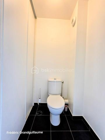 Découvrez cet élégant T2 : Confort, sécurité et emplacement stratégique à Reims !

Idéalement situé et entièrement rénové avec goût, cet appartement T2 de 47,16 m² vous offre un cadre de vie clé en main. Niché au 2ème étage sur 3 avec ascenseur, au sein d'une petite résidence intimiste BBC de 2013, il combine prestations de qualité et sécurité optimale grâce à son système de visiophone et son accès sécurisé.

Un espace de vie optimisé et lumineux :
Dès l'entrée, vous serez séduit par la conception astucieuse de cet appartement. L'espace est maximisé grâce à de nombreux rangements (5 placards intégrés) et un WC séparé. Toutes les fenêtres sont équipées de volets électriques. La cuisine, véritable atout de ce bien, avec électroménager entièrement neuf qui vient d'être installé. Elle est équipée d'électroménager moderne (plaque à induction, hotte, four, réfrigérateur) et dispose d'emplacements prévus pour un lave-vaisselle ou un grand réfrigérateur supplémentaire. Le salon s'ouvre sur un agréable balcon, parfait pour profiter des beaux jours. Le chauffage est individuel au gaz, offrant un DPE classé C et un GES classé C.

Praticité et prestations de la copropriété :
Pour votre confort, une grande place de stationnement privée en aérien est incluse ainsi qu'un local à vélos. La résidence est gérée par un syndic professionnel et entretenue avec soin . 
Les charges de copropriété s'élèvent à 1018 euros par an et comprennent femme de ménage, nettoyage annuel du parking, l'eau froide, l'entretien des parties communes et de l'ascenseur, les ordures ménagères, l'électricité des parties commune et les assurances diverses. La taxe foncière est de 1050 euros.

Un emplacement de choix à Reims, idéal pour y vivre ou investir : 
Profitez d'une localisation privilégiée, alliant dynamisme et praticité :
Commerces et transports : À seulement 2 minutes à pied des commerces de proximité et de l'arrêt du tout nouveau réseau de bus de Reims.
Etablissement scolaire Sacré-Cœur : À moins de 5 minutes de marche de ce secteur prisé.
Enseignement supérieur : Les universités et l'école NEOMA sont accessibles en 5 minutes en voiture, ce qui confère à ce bien un fort potentiel locatif pour les étudiants.

⭐ Les + qui font la différence :
T2 de 47,16 m²
Entièrement refait à neuf
2ᵉ étage sur 3 avec ascenseur
Petite résidence sécurisée de 2013
Construction BBC
Balcon
Grande place de stationnement privative en aérien
Local à vélos
Cuisine avec électroménager entièrement neuf
5 placards de rangement
WC séparé
Visiophone
Volets électriques 
Chauffage individuel au gaz
DPE : C
GES : C
Fort potentiel locatif :
Commerces et nouvel arrêt de bus à 2 minutes à pied
Sacré-Cœur à moins de 5 minutes à pied
Universités et NEOMA à environ 7 minutes en voiture et 10 à 15 minutes en bus.

Avis du conseiller :
Un appartement rare sur le marché, entièrement rénové et immédiatement habitable, qui conviendra aussi bien à un particulier à la recherche d’un logement confortable qu’à un investisseur souhaitant réaliser un placement locatif dans un secteur particulièrement recherché.

Une visite s’impose pour apprécier pleinement la qualité de ce bien et son emplacement !