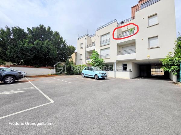 Découvrez cet élégant T2 : Confort, sécurité et emplacement stratégique à Reims !

Idéalement situé et entièrement rénové avec goût, cet appartement T2 de 47,16 m² vous offre un cadre de vie clé en main. Niché au 2ème étage sur 3 avec ascenseur, au sein d'une petite résidence intimiste BBC de 2013, il combine prestations de qualité et sécurité optimale grâce à son système de visiophone et son accès sécurisé.

Un espace de vie optimisé et lumineux :
Dès l'entrée, vous serez séduit par la conception astucieuse de cet appartement. L'espace est maximisé grâce à de nombreux rangements (5 placards intégrés) et un WC séparé. Toutes les fenêtres sont équipées de volets électriques. La cuisine, véritable atout de ce bien, avec électroménager entièrement neuf qui vient d'être installé. Elle est équipée d'électroménager moderne (plaque à induction, hotte, four, réfrigérateur) et dispose d'emplacements prévus pour un lave-vaisselle ou un grand réfrigérateur supplémentaire. Le salon s'ouvre sur un agréable balcon, parfait pour profiter des beaux jours. Le chauffage est individuel au gaz, offrant un DPE classé C et un GES classé C.

Praticité et prestations de la copropriété :
Pour votre confort, une grande place de stationnement privée en aérien est incluse ainsi qu'un local à vélos. La résidence est gérée par un syndic professionnel et entretenue avec soin . 
Les charges de copropriété s'élèvent à 1018 euros par an et comprennent femme de ménage, nettoyage annuel du parking, l'eau froide, l'entretien des parties communes et de l'ascenseur, les ordures ménagères, l'électricité des parties commune et les assurances diverses. La taxe foncière est de 1050 euros.

Un emplacement de choix à Reims, idéal pour y vivre ou investir : 
Profitez d'une localisation privilégiée, alliant dynamisme et praticité :
Commerces et transports : À seulement 2 minutes à pied des commerces de proximité et de l'arrêt du tout nouveau réseau de bus de Reims.
Etablissement scolaire Sacré-Cœur : À moins de 5 minutes de marche de ce secteur prisé.
Enseignement supérieur : Les universités et l'école NEOMA sont accessibles en 5 minutes en voiture, ce qui confère à ce bien un fort potentiel locatif pour les étudiants.

⭐ Les + qui font la différence :
T2 de 47,16 m²
Entièrement refait à neuf
2ᵉ étage sur 3 avec ascenseur
Petite résidence sécurisée de 2013
Construction BBC
Balcon
Grande place de stationnement privative en aérien
Local à vélos
Cuisine avec électroménager entièrement neuf
5 placards de rangement
WC séparé
Visiophone
Volets électriques 
Chauffage individuel au gaz
DPE : C
GES : C
Fort potentiel locatif :
Commerces et nouvel arrêt de bus à 2 minutes à pied
Sacré-Cœur à moins de 5 minutes à pied
Universités et NEOMA à environ 7 minutes en voiture et 10 à 15 minutes en bus.

Avis du conseiller :
Un appartement rare sur le marché, entièrement rénové et immédiatement habitable, qui conviendra aussi bien à un particulier à la recherche d’un logement confortable qu’à un investisseur souhaitant réaliser un placement locatif dans un secteur particulièrement recherché.

Une visite s’impose pour apprécier pleinement la qualité de ce bien et son emplacement !