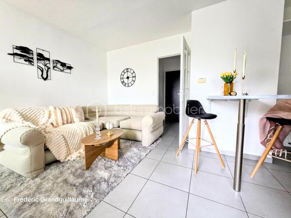 Découvrez cet élégant T2 : Confort, sécurité et emplacement stratégique à Reims !

Idéalement situé et entièrement rénové avec goût, cet appartement T2 de 47,16 m² vous offre un cadre de vie clé en main. Niché au 2ème étage sur 3 avec ascenseur, au sein d'une petite résidence intimiste BBC de 2013, il combine prestations de qualité et sécurité optimale grâce à son système de visiophone et son accès sécurisé.

Un espace de vie optimisé et lumineux :
Dès l'entrée, vous serez séduit par la conception astucieuse de cet appartement. L'espace est maximisé grâce à de nombreux rangements (5 placards intégrés) et un WC séparé. Toutes les fenêtres sont équipées de volets électriques. La cuisine, véritable atout de ce bien, avec électroménager entièrement neuf qui vient d'être installé. Elle est équipée d'électroménager moderne (plaque à induction, hotte, four, réfrigérateur) et dispose d'emplacements prévus pour un lave-vaisselle ou un grand réfrigérateur supplémentaire. Le salon s'ouvre sur un agréable balcon, parfait pour profiter des beaux jours. Le chauffage est individuel au gaz, offrant un DPE classé C et un GES classé C.

Praticité et prestations de la copropriété :
Pour votre confort, une grande place de stationnement privée en aérien est incluse ainsi qu'un local à vélos. La résidence est gérée par un syndic professionnel et entretenue avec soin . 
Les charges de copropriété s'élèvent à 1018 euros par an et comprennent femme de ménage, nettoyage annuel du parking, l'eau froide, l'entretien des parties communes et de l'ascenseur, les ordures ménagères, l'électricité des parties commune et les assurances diverses. La taxe foncière est de 1050 euros.

Un emplacement de choix à Reims, idéal pour y vivre ou investir : 
Profitez d'une localisation privilégiée, alliant dynamisme et praticité :
Commerces et transports : À seulement 2 minutes à pied des commerces de proximité et de l'arrêt du tout nouveau réseau de bus de Reims.
Etablissement scolaire Sacré-Cœur : À moins de 5 minutes de marche de ce secteur prisé.
Enseignement supérieur : Les universités et l'école NEOMA sont accessibles en 5 minutes en voiture, ce qui confère à ce bien un fort potentiel locatif pour les étudiants.

⭐ Les + qui font la différence :
T2 de 47,16 m²
Entièrement refait à neuf
2ᵉ étage sur 3 avec ascenseur
Petite résidence sécurisée de 2013
Construction BBC
Balcon
Grande place de stationnement privative en aérien
Local à vélos
Cuisine avec électroménager entièrement neuf
5 placards de rangement
WC séparé
Visiophone
Volets électriques 
Chauffage individuel au gaz
DPE : C
GES : C
Fort potentiel locatif :
Commerces et nouvel arrêt de bus à 2 minutes à pied
Sacré-Cœur à moins de 5 minutes à pied
Universités et NEOMA à environ 7 minutes en voiture et 10 à 15 minutes en bus.

Avis du conseiller :
Un appartement rare sur le marché, entièrement rénové et immédiatement habitable, qui conviendra aussi bien à un particulier à la recherche d’un logement confortable qu’à un investisseur souhaitant réaliser un placement locatif dans un secteur particulièrement recherché.

Une visite s’impose pour apprécier pleinement la qualité de ce bien et son emplacement !