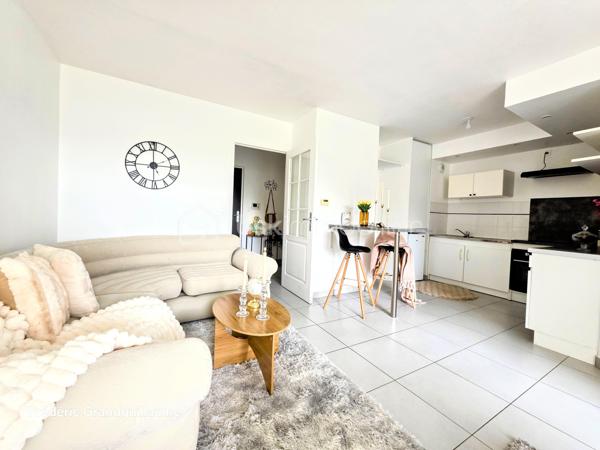 Découvrez cet élégant T2 : Confort, sécurité et emplacement stratégique à Reims !

Idéalement situé et entièrement rénové avec goût, cet appartement T2 de 47,16 m² vous offre un cadre de vie clé en main. Niché au 2ème étage sur 3 avec ascenseur, au sein d'une petite résidence intimiste BBC de 2013, il combine prestations de qualité et sécurité optimale grâce à son système de visiophone et son accès sécurisé.

Un espace de vie optimisé et lumineux :
Dès l'entrée, vous serez séduit par la conception astucieuse de cet appartement. L'espace est maximisé grâce à de nombreux rangements (5 placards intégrés) et un WC séparé. Toutes les fenêtres sont équipées de volets électriques. La cuisine, véritable atout de ce bien, avec électroménager entièrement neuf qui vient d'être installé. Elle est équipée d'électroménager moderne (plaque à induction, hotte, four, réfrigérateur) et dispose d'emplacements prévus pour un lave-vaisselle ou un grand réfrigérateur supplémentaire. Le salon s'ouvre sur un agréable balcon, parfait pour profiter des beaux jours. Le chauffage est individuel au gaz, offrant un DPE classé C et un GES classé C.

Praticité et prestations de la copropriété :
Pour votre confort, une grande place de stationnement privée en aérien est incluse ainsi qu'un local à vélos. La résidence est gérée par un syndic professionnel et entretenue avec soin . 
Les charges de copropriété s'élèvent à 1018 euros par an et comprennent femme de ménage, nettoyage annuel du parking, l'eau froide, l'entretien des parties communes et de l'ascenseur, les ordures ménagères, l'électricité des parties commune et les assurances diverses. La taxe foncière est de 1050 euros.

Un emplacement de choix à Reims, idéal pour y vivre ou investir : 
Profitez d'une localisation privilégiée, alliant dynamisme et praticité :
Commerces et transports : À seulement 2 minutes à pied des commerces de proximité et de l'arrêt du tout nouveau réseau de bus de Reims.
Etablissement scolaire Sacré-Cœur : À moins de 5 minutes de marche de ce secteur prisé.
Enseignement supérieur : Les universités et l'école NEOMA sont accessibles en 5 minutes en voiture, ce qui confère à ce bien un fort potentiel locatif pour les étudiants.

⭐ Les + qui font la différence :
T2 de 47,16 m²
Entièrement refait à neuf
2ᵉ étage sur 3 avec ascenseur
Petite résidence sécurisée de 2013
Construction BBC
Balcon
Grande place de stationnement privative en aérien
Local à vélos
Cuisine avec électroménager entièrement neuf
5 placards de rangement
WC séparé
Visiophone
Volets électriques 
Chauffage individuel au gaz
DPE : C
GES : C
Fort potentiel locatif :
Commerces et nouvel arrêt de bus à 2 minutes à pied
Sacré-Cœur à moins de 5 minutes à pied
Universités et NEOMA à environ 7 minutes en voiture et 10 à 15 minutes en bus.

Avis du conseiller :
Un appartement rare sur le marché, entièrement rénové et immédiatement habitable, qui conviendra aussi bien à un particulier à la recherche d’un logement confortable qu’à un investisseur souhaitant réaliser un placement locatif dans un secteur particulièrement recherché.

Une visite s’impose pour apprécier pleinement la qualité de ce bien et son emplacement !