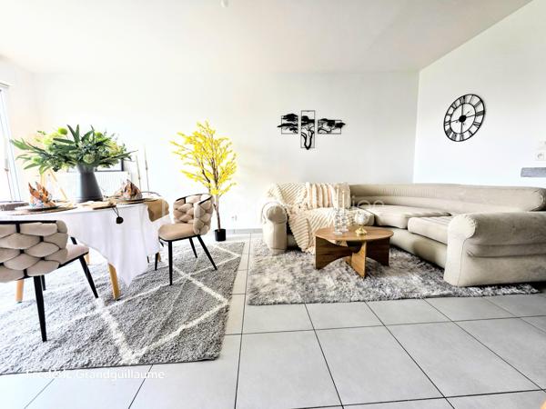 Découvrez cet élégant T2 : Confort, sécurité et emplacement stratégique à Reims !

Idéalement situé et entièrement rénové avec goût, cet appartement T2 de 47,16 m² vous offre un cadre de vie clé en main. Niché au 2ème étage sur 3 avec ascenseur, au sein d'une petite résidence intimiste BBC de 2013, il combine prestations de qualité et sécurité optimale grâce à son système de visiophone et son accès sécurisé.

Un espace de vie optimisé et lumineux :
Dès l'entrée, vous serez séduit par la conception astucieuse de cet appartement. L'espace est maximisé grâce à de nombreux rangements (5 placards intégrés) et un WC séparé. Toutes les fenêtres sont équipées de volets électriques. La cuisine, véritable atout de ce bien, avec électroménager entièrement neuf qui vient d'être installé. Elle est équipée d'électroménager moderne (plaque à induction, hotte, four, réfrigérateur) et dispose d'emplacements prévus pour un lave-vaisselle ou un grand réfrigérateur supplémentaire. Le salon s'ouvre sur un agréable balcon, parfait pour profiter des beaux jours. Le chauffage est individuel au gaz, offrant un DPE classé C et un GES classé C.

Praticité et prestations de la copropriété :
Pour votre confort, une grande place de stationnement privée en aérien est incluse ainsi qu'un local à vélos. La résidence est gérée par un syndic professionnel et entretenue avec soin . 
Les charges de copropriété s'élèvent à 1018 euros par an et comprennent femme de ménage, nettoyage annuel du parking, l'eau froide, l'entretien des parties communes et de l'ascenseur, les ordures ménagères, l'électricité des parties commune et les assurances diverses. La taxe foncière est de 1050 euros.

Un emplacement de choix à Reims, idéal pour y vivre ou investir : 
Profitez d'une localisation privilégiée, alliant dynamisme et praticité :
Commerces et transports : À seulement 2 minutes à pied des commerces de proximité et de l'arrêt du tout nouveau réseau de bus de Reims.
Etablissement scolaire Sacré-Cœur : À moins de 5 minutes de marche de ce secteur prisé.
Enseignement supérieur : Les universités et l'école NEOMA sont accessibles en 5 minutes en voiture, ce qui confère à ce bien un fort potentiel locatif pour les étudiants.

⭐ Les + qui font la différence :
T2 de 47,16 m²
Entièrement refait à neuf
2ᵉ étage sur 3 avec ascenseur
Petite résidence sécurisée de 2013
Construction BBC
Balcon
Grande place de stationnement privative en aérien
Local à vélos
Cuisine avec électroménager entièrement neuf
5 placards de rangement
WC séparé
Visiophone
Volets électriques 
Chauffage individuel au gaz
DPE : C
GES : C
Fort potentiel locatif :
Commerces et nouvel arrêt de bus à 2 minutes à pied
Sacré-Cœur à moins de 5 minutes à pied
Universités et NEOMA à environ 7 minutes en voiture et 10 à 15 minutes en bus.

Avis du conseiller :
Un appartement rare sur le marché, entièrement rénové et immédiatement habitable, qui conviendra aussi bien à un particulier à la recherche d’un logement confortable qu’à un investisseur souhaitant réaliser un placement locatif dans un secteur particulièrement recherché.

Une visite s’impose pour apprécier pleinement la qualité de ce bien et son emplacement !