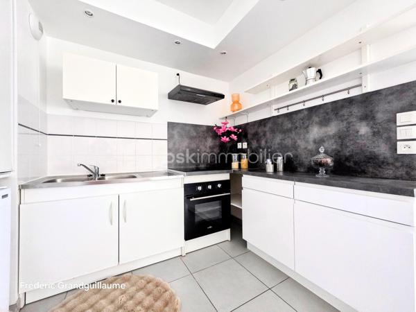 Découvrez cet élégant T2 : Confort, sécurité et emplacement stratégique à Reims !

Idéalement situé et entièrement rénové avec goût, cet appartement T2 de 47,16 m² vous offre un cadre de vie clé en main. Niché au 2ème étage sur 3 avec ascenseur, au sein d'une petite résidence intimiste BBC de 2013, il combine prestations de qualité et sécurité optimale grâce à son système de visiophone et son accès sécurisé.

Un espace de vie optimisé et lumineux :
Dès l'entrée, vous serez séduit par la conception astucieuse de cet appartement. L'espace est maximisé grâce à de nombreux rangements (5 placards intégrés) et un WC séparé. Toutes les fenêtres sont équipées de volets électriques. La cuisine, véritable atout de ce bien, avec électroménager entièrement neuf qui vient d'être installé. Elle est équipée d'électroménager moderne (plaque à induction, hotte, four, réfrigérateur) et dispose d'emplacements prévus pour un lave-vaisselle ou un grand réfrigérateur supplémentaire. Le salon s'ouvre sur un agréable balcon, parfait pour profiter des beaux jours. Le chauffage est individuel au gaz, offrant un DPE classé C et un GES classé C.

Praticité et prestations de la copropriété :
Pour votre confort, une grande place de stationnement privée en aérien est incluse ainsi qu'un local à vélos. La résidence est gérée par un syndic professionnel et entretenue avec soin . 
Les charges de copropriété s'élèvent à 1018 euros par an et comprennent femme de ménage, nettoyage annuel du parking, l'eau froide, l'entretien des parties communes et de l'ascenseur, les ordures ménagères, l'électricité des parties commune et les assurances diverses. La taxe foncière est de 1050 euros.

Un emplacement de choix à Reims, idéal pour y vivre ou investir : 
Profitez d'une localisation privilégiée, alliant dynamisme et praticité :
Commerces et transports : À seulement 2 minutes à pied des commerces de proximité et de l'arrêt du tout nouveau réseau de bus de Reims.
Etablissement scolaire Sacré-Cœur : À moins de 5 minutes de marche de ce secteur prisé.
Enseignement supérieur : Les universités et l'école NEOMA sont accessibles en 5 minutes en voiture, ce qui confère à ce bien un fort potentiel locatif pour les étudiants.

⭐ Les + qui font la différence :
T2 de 47,16 m²
Entièrement refait à neuf
2ᵉ étage sur 3 avec ascenseur
Petite résidence sécurisée de 2013
Construction BBC
Balcon
Grande place de stationnement privative en aérien
Local à vélos
Cuisine avec électroménager entièrement neuf
5 placards de rangement
WC séparé
Visiophone
Volets électriques 
Chauffage individuel au gaz
DPE : C
GES : C
Fort potentiel locatif :
Commerces et nouvel arrêt de bus à 2 minutes à pied
Sacré-Cœur à moins de 5 minutes à pied
Universités et NEOMA à environ 7 minutes en voiture et 10 à 15 minutes en bus.

Avis du conseiller :
Un appartement rare sur le marché, entièrement rénové et immédiatement habitable, qui conviendra aussi bien à un particulier à la recherche d’un logement confortable qu’à un investisseur souhaitant réaliser un placement locatif dans un secteur particulièrement recherché.

Une visite s’impose pour apprécier pleinement la qualité de ce bien et son emplacement !
