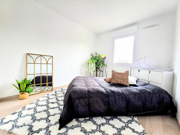 Découvrez cet élégant T2 : Confort, sécurité et emplacement stratégique à Reims !

Idéalement situé et entièrement rénové avec goût, cet appartement T2 de 47,16 m² vous offre un cadre de vie clé en main. Niché au 2ème étage sur 3 avec ascenseur, au sein d'une petite résidence intimiste BBC de 2013, il combine prestations de qualité et sécurité optimale grâce à son système de visiophone et son accès sécurisé.

Un espace de vie optimisé et lumineux :
Dès l'entrée, vous serez séduit par la conception astucieuse de cet appartement. L'espace est maximisé grâce à de nombreux rangements (5 placards intégrés) et un WC séparé. Toutes les fenêtres sont équipées de volets électriques. La cuisine, véritable atout de ce bien, avec électroménager entièrement neuf qui vient d'être installé. Elle est équipée d'électroménager moderne (plaque à induction, hotte, four, réfrigérateur) et dispose d'emplacements prévus pour un lave-vaisselle ou un grand réfrigérateur supplémentaire. Le salon s'ouvre sur un agréable balcon, parfait pour profiter des beaux jours. Le chauffage est individuel au gaz, offrant un DPE classé C et un GES classé C.

Praticité et prestations de la copropriété :
Pour votre confort, une grande place de stationnement privée en aérien est incluse ainsi qu'un local à vélos. La résidence est gérée par un syndic professionnel et entretenue avec soin . 
Les charges de copropriété s'élèvent à 1018 euros par an et comprennent femme de ménage, nettoyage annuel du parking, l'eau froide, l'entretien des parties communes et de l'ascenseur, les ordures ménagères, l'électricité des parties commune et les assurances diverses. La taxe foncière est de 1050 euros.

Un emplacement de choix à Reims, idéal pour y vivre ou investir : 
Profitez d'une localisation privilégiée, alliant dynamisme et praticité :
Commerces et transports : À seulement 2 minutes à pied des commerces de proximité et de l'arrêt du tout nouveau réseau de bus de Reims.
Etablissement scolaire Sacré-Cœur : À moins de 5 minutes de marche de ce secteur prisé.
Enseignement supérieur : Les universités et l'école NEOMA sont accessibles en 5 minutes en voiture, ce qui confère à ce bien un fort potentiel locatif pour les étudiants.

⭐ Les + qui font la différence :
T2 de 47,16 m²
Entièrement refait à neuf
2ᵉ étage sur 3 avec ascenseur
Petite résidence sécurisée de 2013
Construction BBC
Balcon
Grande place de stationnement privative en aérien
Local à vélos
Cuisine avec électroménager entièrement neuf
5 placards de rangement
WC séparé
Visiophone
Volets électriques 
Chauffage individuel au gaz
DPE : C
GES : C
Fort potentiel locatif :
Commerces et nouvel arrêt de bus à 2 minutes à pied
Sacré-Cœur à moins de 5 minutes à pied
Universités et NEOMA à environ 7 minutes en voiture et 10 à 15 minutes en bus.

Avis du conseiller :
Un appartement rare sur le marché, entièrement rénové et immédiatement habitable, qui conviendra aussi bien à un particulier à la recherche d’un logement confortable qu’à un investisseur souhaitant réaliser un placement locatif dans un secteur particulièrement recherché.

Une visite s’impose pour apprécier pleinement la qualité de ce bien et son emplacement !