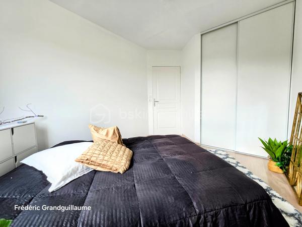 Découvrez cet élégant T2 : Confort, sécurité et emplacement stratégique à Reims !

Idéalement situé et entièrement rénové avec goût, cet appartement T2 de 47,16 m² vous offre un cadre de vie clé en main. Niché au 2ème étage sur 3 avec ascenseur, au sein d'une petite résidence intimiste BBC de 2013, il combine prestations de qualité et sécurité optimale grâce à son système de visiophone et son accès sécurisé.

Un espace de vie optimisé et lumineux :
Dès l'entrée, vous serez séduit par la conception astucieuse de cet appartement. L'espace est maximisé grâce à de nombreux rangements (5 placards intégrés) et un WC séparé. Toutes les fenêtres sont équipées de volets électriques. La cuisine, véritable atout de ce bien, avec électroménager entièrement neuf qui vient d'être installé. Elle est équipée d'électroménager moderne (plaque à induction, hotte, four, réfrigérateur) et dispose d'emplacements prévus pour un lave-vaisselle ou un grand réfrigérateur supplémentaire. Le salon s'ouvre sur un agréable balcon, parfait pour profiter des beaux jours. Le chauffage est individuel au gaz, offrant un DPE classé C et un GES classé C.

Praticité et prestations de la copropriété :
Pour votre confort, une grande place de stationnement privée en aérien est incluse ainsi qu'un local à vélos. La résidence est gérée par un syndic professionnel et entretenue avec soin . 
Les charges de copropriété s'élèvent à 1018 euros par an et comprennent femme de ménage, nettoyage annuel du parking, l'eau froide, l'entretien des parties communes et de l'ascenseur, les ordures ménagères, l'électricité des parties commune et les assurances diverses. La taxe foncière est de 1050 euros.

Un emplacement de choix à Reims, idéal pour y vivre ou investir : 
Profitez d'une localisation privilégiée, alliant dynamisme et praticité :
Commerces et transports : À seulement 2 minutes à pied des commerces de proximité et de l'arrêt du tout nouveau réseau de bus de Reims.
Etablissement scolaire Sacré-Cœur : À moins de 5 minutes de marche de ce secteur prisé.
Enseignement supérieur : Les universités et l'école NEOMA sont accessibles en 5 minutes en voiture, ce qui confère à ce bien un fort potentiel locatif pour les étudiants.

⭐ Les + qui font la différence :
T2 de 47,16 m²
Entièrement refait à neuf
2ᵉ étage sur 3 avec ascenseur
Petite résidence sécurisée de 2013
Construction BBC
Balcon
Grande place de stationnement privative en aérien
Local à vélos
Cuisine avec électroménager entièrement neuf
5 placards de rangement
WC séparé
Visiophone
Volets électriques 
Chauffage individuel au gaz
DPE : C
GES : C
Fort potentiel locatif :
Commerces et nouvel arrêt de bus à 2 minutes à pied
Sacré-Cœur à moins de 5 minutes à pied
Universités et NEOMA à environ 7 minutes en voiture et 10 à 15 minutes en bus.

Avis du conseiller :
Un appartement rare sur le marché, entièrement rénové et immédiatement habitable, qui conviendra aussi bien à un particulier à la recherche d’un logement confortable qu’à un investisseur souhaitant réaliser un placement locatif dans un secteur particulièrement recherché.

Une visite s’impose pour apprécier pleinement la qualité de ce bien et son emplacement !
