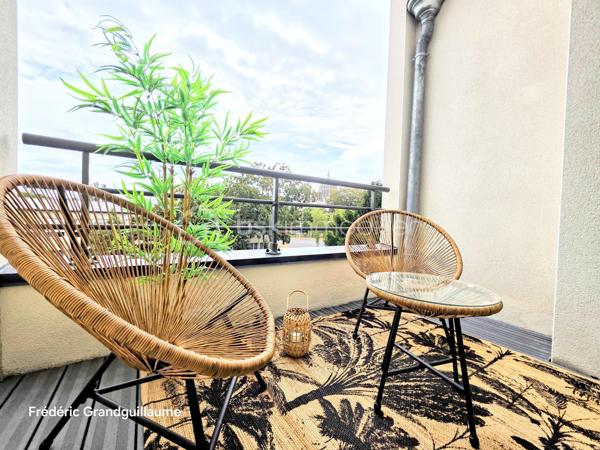 Découvrez cet élégant T2 : Confort, sécurité et emplacement stratégique à Reims !

Idéalement situé et entièrement rénové avec goût, cet appartement T2 de 47,16 m² vous offre un cadre de vie clé en main. Niché au 2ème étage sur 3 avec ascenseur, au sein d'une petite résidence intimiste BBC de 2013, il combine prestations de qualité et sécurité optimale grâce à son système de visiophone et son accès sécurisé.

Un espace de vie optimisé et lumineux :
Dès l'entrée, vous serez séduit par la conception astucieuse de cet appartement. L'espace est maximisé grâce à de nombreux rangements (5 placards intégrés) et un WC séparé. Toutes les fenêtres sont équipées de volets électriques. La cuisine, véritable atout de ce bien, avec électroménager entièrement neuf qui vient d'être installé. Elle est équipée d'électroménager moderne (plaque à induction, hotte, four, réfrigérateur) et dispose d'emplacements prévus pour un lave-vaisselle ou un grand réfrigérateur supplémentaire. Le salon s'ouvre sur un agréable balcon, parfait pour profiter des beaux jours. Le chauffage est individuel au gaz, offrant un DPE classé C et un GES classé C.

Praticité et prestations de la copropriété :
Pour votre confort, une grande place de stationnement privée en aérien est incluse ainsi qu'un local à vélos. La résidence est gérée par un syndic professionnel et entretenue avec soin . 
Les charges de copropriété s'élèvent à 1018 euros par an et comprennent femme de ménage, nettoyage annuel du parking, l'eau froide, l'entretien des parties communes et de l'ascenseur, les ordures ménagères, l'électricité des parties commune et les assurances diverses. La taxe foncière est de 1050 euros.

Un emplacement de choix à Reims, idéal pour y vivre ou investir : 
Profitez d'une localisation privilégiée, alliant dynamisme et praticité :
Commerces et transports : À seulement 2 minutes à pied des commerces de proximité et de l'arrêt du tout nouveau réseau de bus de Reims.
Etablissement scolaire Sacré-Cœur : À moins de 5 minutes de marche de ce secteur prisé.
Enseignement supérieur : Les universités et l'école NEOMA sont accessibles en 5 minutes en voiture, ce qui confère à ce bien un fort potentiel locatif pour les étudiants.

⭐ Les + qui font la différence :
T2 de 47,16 m²
Entièrement refait à neuf
2ᵉ étage sur 3 avec ascenseur
Petite résidence sécurisée de 2013
Construction BBC
Balcon
Grande place de stationnement privative en aérien
Local à vélos
Cuisine avec électroménager entièrement neuf
5 placards de rangement
WC séparé
Visiophone
Volets électriques 
Chauffage individuel au gaz
DPE : C
GES : C
Fort potentiel locatif :
Commerces et nouvel arrêt de bus à 2 minutes à pied
Sacré-Cœur à moins de 5 minutes à pied
Universités et NEOMA à environ 7 minutes en voiture et 10 à 15 minutes en bus.

Avis du conseiller :
Un appartement rare sur le marché, entièrement rénové et immédiatement habitable, qui conviendra aussi bien à un particulier à la recherche d’un logement confortable qu’à un investisseur souhaitant réaliser un placement locatif dans un secteur particulièrement recherché.

Une visite s’impose pour apprécier pleinement la qualité de ce bien et son emplacement !