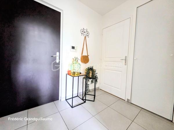 Découvrez cet élégant T2 : Confort, sécurité et emplacement stratégique à Reims !

Idéalement situé et entièrement rénové avec goût, cet appartement T2 de 47,16 m² vous offre un cadre de vie clé en main. Niché au 2ème étage sur 3 avec ascenseur, au sein d'une petite résidence intimiste BBC de 2013, il combine prestations de qualité et sécurité optimale grâce à son système de visiophone et son accès sécurisé.

Un espace de vie optimisé et lumineux :
Dès l'entrée, vous serez séduit par la conception astucieuse de cet appartement. L'espace est maximisé grâce à de nombreux rangements (5 placards intégrés) et un WC séparé. Toutes les fenêtres sont équipées de volets électriques. La cuisine, véritable atout de ce bien, avec électroménager entièrement neuf qui vient d'être installé. Elle est équipée d'électroménager moderne (plaque à induction, hotte, four, réfrigérateur) et dispose d'emplacements prévus pour un lave-vaisselle ou un grand réfrigérateur supplémentaire. Le salon s'ouvre sur un agréable balcon, parfait pour profiter des beaux jours. Le chauffage est individuel au gaz, offrant un DPE classé C et un GES classé C.

Praticité et prestations de la copropriété :
Pour votre confort, une grande place de stationnement privée en aérien est incluse ainsi qu'un local à vélos. La résidence est gérée par un syndic professionnel et entretenue avec soin . 
Les charges de copropriété s'élèvent à 1018 euros par an et comprennent femme de ménage, nettoyage annuel du parking, l'eau froide, l'entretien des parties communes et de l'ascenseur, les ordures ménagères, l'électricité des parties commune et les assurances diverses. La taxe foncière est de 1050 euros.

Un emplacement de choix à Reims, idéal pour y vivre ou investir : 
Profitez d'une localisation privilégiée, alliant dynamisme et praticité :
Commerces et transports : À seulement 2 minutes à pied des commerces de proximité et de l'arrêt du tout nouveau réseau de bus de Reims.
Etablissement scolaire Sacré-Cœur : À moins de 5 minutes de marche de ce secteur prisé.
Enseignement supérieur : Les universités et l'école NEOMA sont accessibles en 5 minutes en voiture, ce qui confère à ce bien un fort potentiel locatif pour les étudiants.

⭐ Les + qui font la différence :
T2 de 47,16 m²
Entièrement refait à neuf
2ᵉ étage sur 3 avec ascenseur
Petite résidence sécurisée de 2013
Construction BBC
Balcon
Grande place de stationnement privative en aérien
Local à vélos
Cuisine avec électroménager entièrement neuf
5 placards de rangement
WC séparé
Visiophone
Volets électriques 
Chauffage individuel au gaz
DPE : C
GES : C
Fort potentiel locatif :
Commerces et nouvel arrêt de bus à 2 minutes à pied
Sacré-Cœur à moins de 5 minutes à pied
Universités et NEOMA à environ 7 minutes en voiture et 10 à 15 minutes en bus.

Avis du conseiller :
Un appartement rare sur le marché, entièrement rénové et immédiatement habitable, qui conviendra aussi bien à un particulier à la recherche d’un logement confortable qu’à un investisseur souhaitant réaliser un placement locatif dans un secteur particulièrement recherché.

Une visite s’impose pour apprécier pleinement la qualité de ce bien et son emplacement !