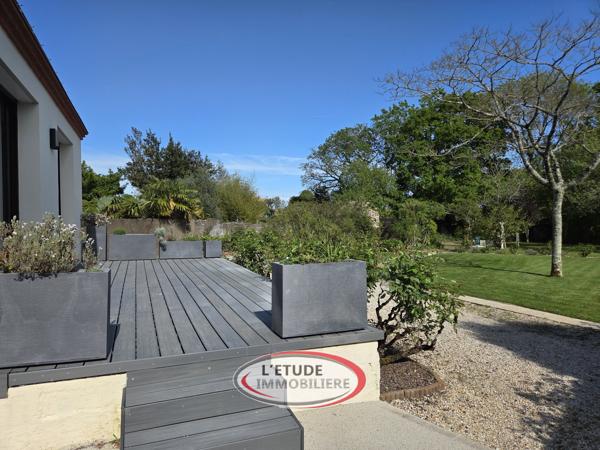 Ste Pazanne bourg : Maison rénovée de 143 m², terrasses et carport sur 1000 m² de jardin !