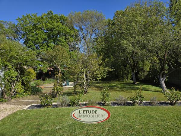 Ste Pazanne bourg : Maison rénovée de 143 m², terrasses et carport sur 1000 m² de jardin !