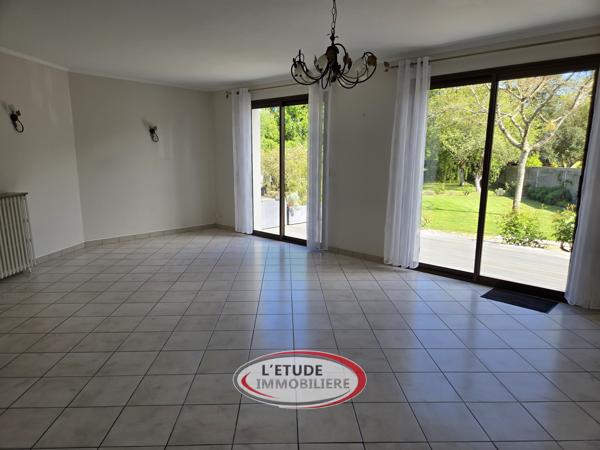 Ste Pazanne bourg : Maison rénovée de 143 m², terrasses et carport sur 1000 m² de jardin !