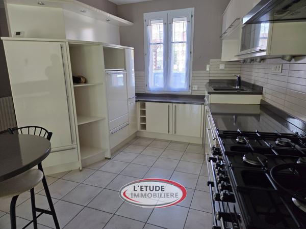 Ste Pazanne bourg : Maison rénovée de 143 m², terrasses et carport sur 1000 m² de jardin !
