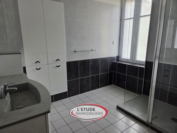 Ste Pazanne bourg : Maison rénovée de 143 m², terrasses et carport sur 1000 m² de jardin !
