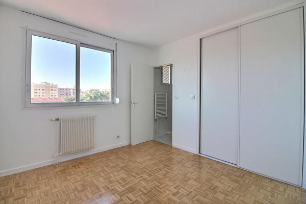 Appartement de type T4/T5 en dernier étage, une cuisine indépendante équipée, 3 belles chambres, 2 extérieurs, 1 stationnement en sus, 1 cave.