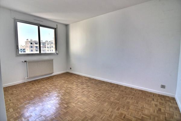 Appartement de type T4/T5 en dernier étage, une cuisine indépendante équipée, 3 belles chambres, 2 extérieurs, 1 stationnement en sus, 1 cave.