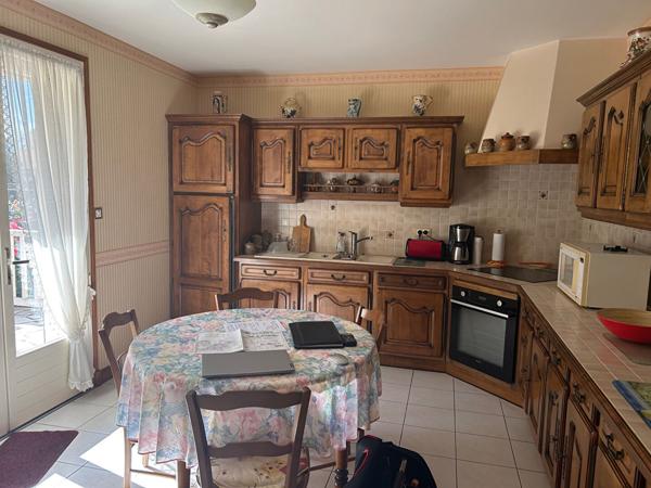 PARTHENAY MAISON SUR SOUS-SOL 180 m2, Parthenay 79200
