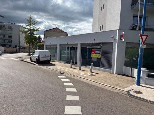 À LOUER : Local de 165 m² en rez-de-chaussée, disposant de deux accès sécurisés à Roanne