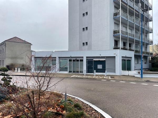 À LOUER : Local de 165 m² en rez-de-chaussée, disposant de deux accès sécurisés à Roanne