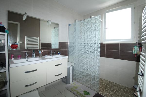 PROCHE DES HALLES, MAISON 3 CHAMBRES AVEC JARDIN CLOS