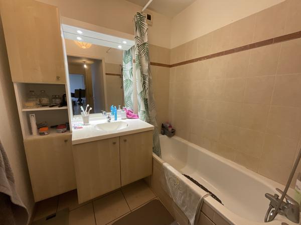 L'Isle-d'Abeau (38080) À L'Isle-D'Abeau, appartement T3 avec grande terrasse ainsi que deux places de parkings