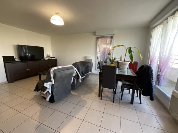 L'Isle-d'Abeau (38080) À L'Isle-D'Abeau, appartement T3 avec grande terrasse ainsi que deux places de parkings