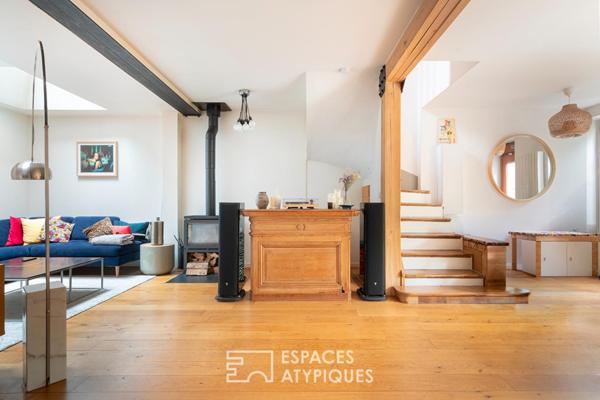 Maison repensée par architecte avec terrasse et cour pavée