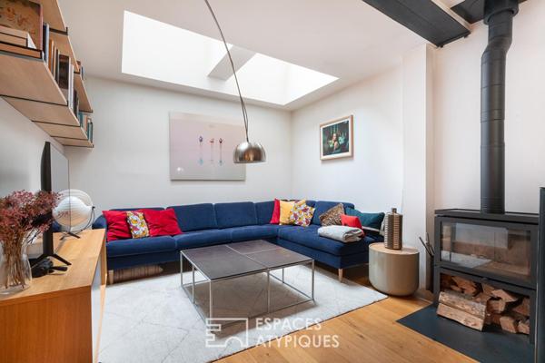 Maison repensée par architecte avec terrasse et cour pavée