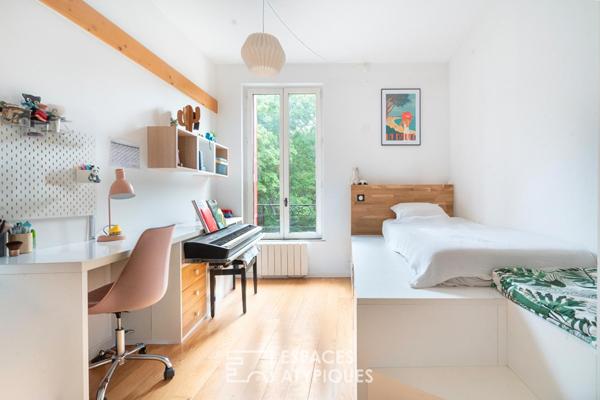 Maison repensée par architecte avec terrasse et cour pavée