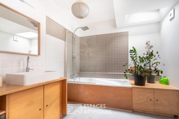 Maison repensée par architecte avec terrasse et cour pavée