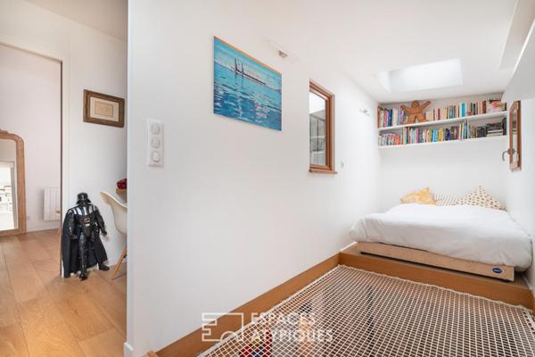 Maison repensée par architecte avec terrasse et cour pavée