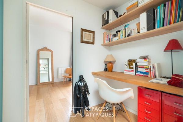 Maison repensée par architecte avec terrasse et cour pavée