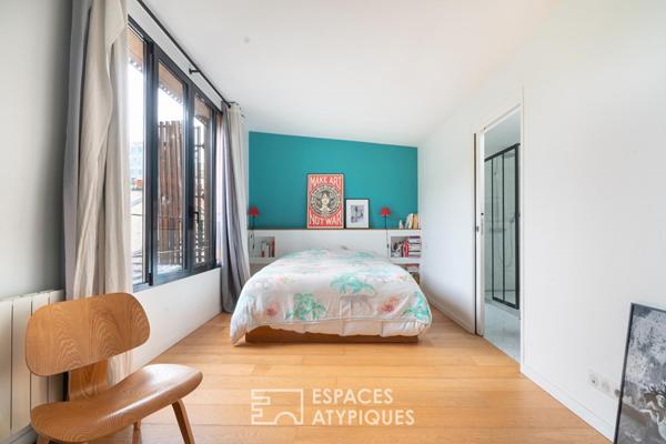 Maison repensée par architecte avec terrasse et cour pavée